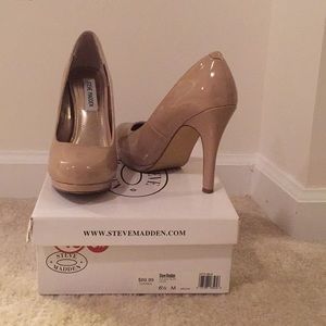 6.5 Steve Madden nude pumps